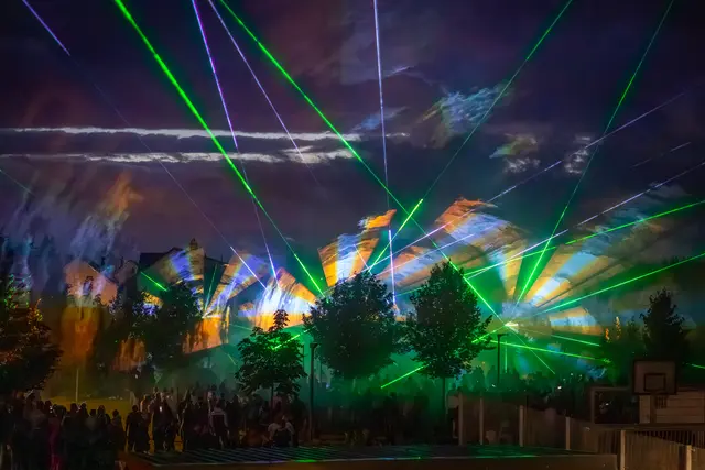 Wenn es dunkel geworden ist, ist gegen 22.15 Uhr im Park eine große Lasershow mit Musik und Pyro-Elementen zu sehen.  | Foto: Stefan Aschenbrenner