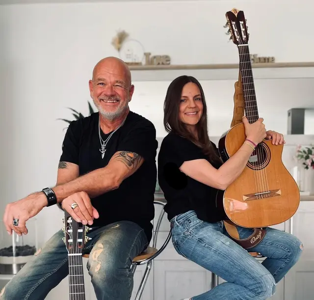 Nach "4plus1" vor zwei Jahren gibt es 2026 wieder eine musikalische "Geburt" beim Lettener Dorffest: Das Duo "Lett n' Voices" hat sich im Zuge der Festvorbereitungen gefunden und probt jetzt fleißig für den ersten gemeinsamen Auftritt am 11. Juli 2026 -  wo sie aber auch nochmal von Alfred Zens unterstützt werden. | Foto: Eric Damster