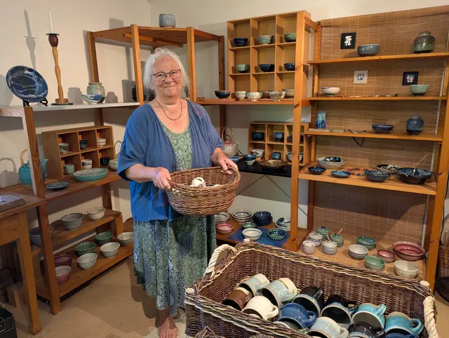 Gutes Handwerk will gelernt sein – daran besteht bei Susanne Reuter kein Zweifel. Seit 40 Jahren stellt sie in ihrer Werkstatt in Kleingeschaidt Töpferwaren aller Art her. Im Rahmen des Ferienprogramm Heroldsberg und Eckental engagiert sie sich mit Töpferkursen. Und seit 30 Jahren ist sie Gastgeberin der Ausstellung “Handwerk und Kunst” in Kleingeschaidt. | Foto: Susanne Reuter