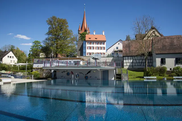 Das Weiße Schloss und die Kirche St. Matthäus thronen über dem Schlossbad. Eine Abkühlung nach der Führung ist sicher keine schlechte Idee in diesen Tagen. | Foto: Dieter Kaletsch