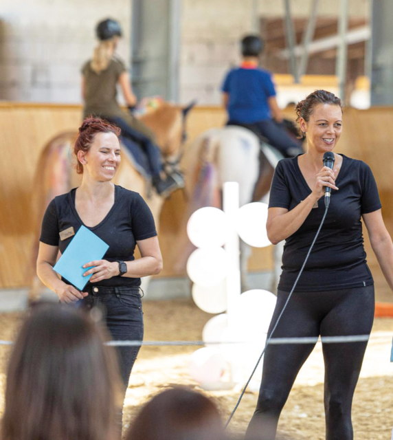 Katrin Rost (rechts) und Stephanie Pracht leiten mit ihrem Team durch die große Gala-Show der Kinder und Jugendlichen. | Foto: Privat