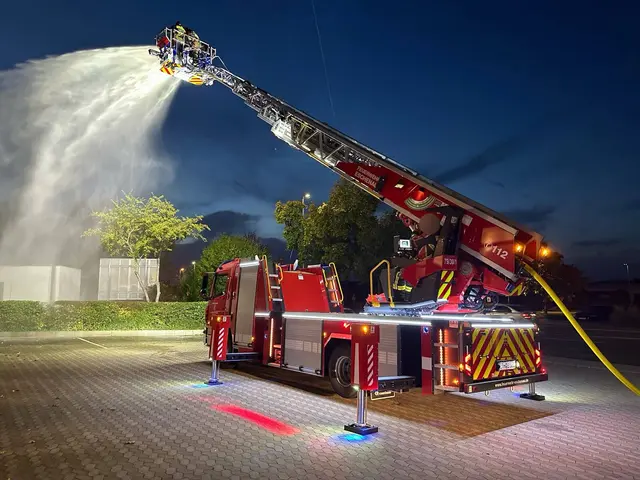 Das Drehleiterfahrzeug beim nächtlichen Einsatz. | Foto: Feuerwehr Eschenau
