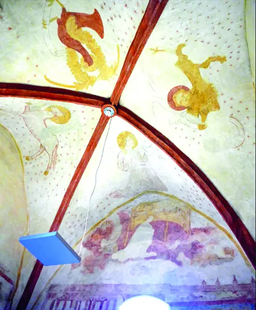 Kalksecco-Malereien um 1380: Die vier Evangelisten Matthäus (Engel), Markus (Löwe), Lukas (Stier) und Johannes (Adler) und die Weihnachtsszene mit Maria und dem Jesuskind unter einem Baldachin.