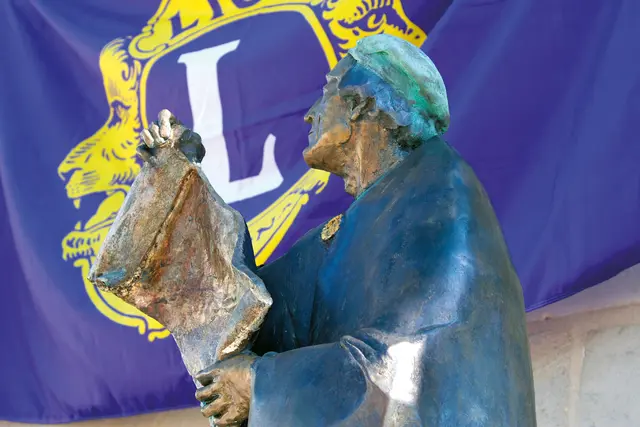 In der Hand eine Urkunde, auf dem Kopf eine zeitgenössische Kappe, den Blick fest in die Ferne gerichtet: So kennt man Otnand in Eschenau
inzwischen seit 20 Jahren. Am Tag der Deutschen Einheit lädt der Lions Club dazu ein, gemeinsam zu feiern. | Foto: Andreas Unbehaun