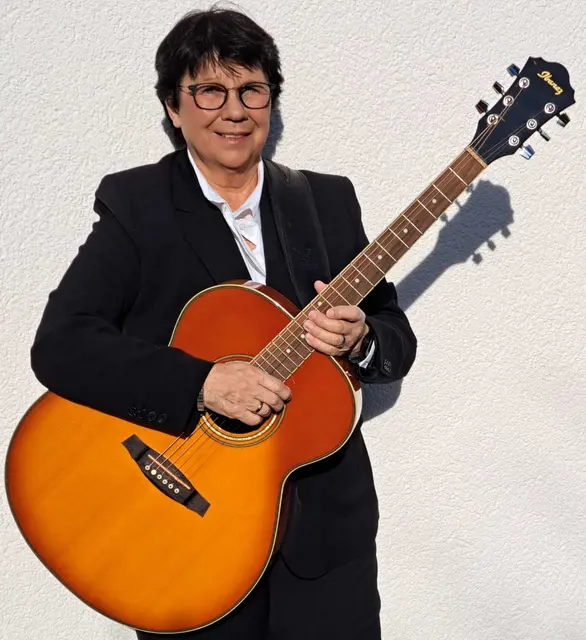 Birgit Endres nimmt ihr Publikum auf vielfältige Weise mit auf eine musikalische Zeitreise durch die Jahrzehnte der Rock-, Pop-, Folk-, Swing- und Countrymusik.