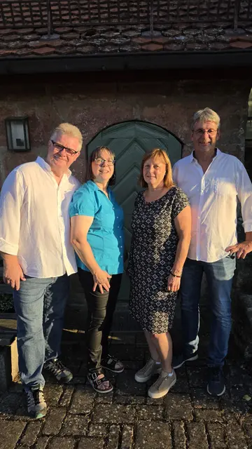 Chris, Ute, Harry und Noel fanden in den herausfordernden Zeiten der Corona-Pandemie zueinander – verbunden durch ihre gemeinsame Liebe zur Musik. Was als spontanes Musizieren im kleinen Kreis begann, entwickelte sich zu einer festen musikalischen Gemeinschaft.