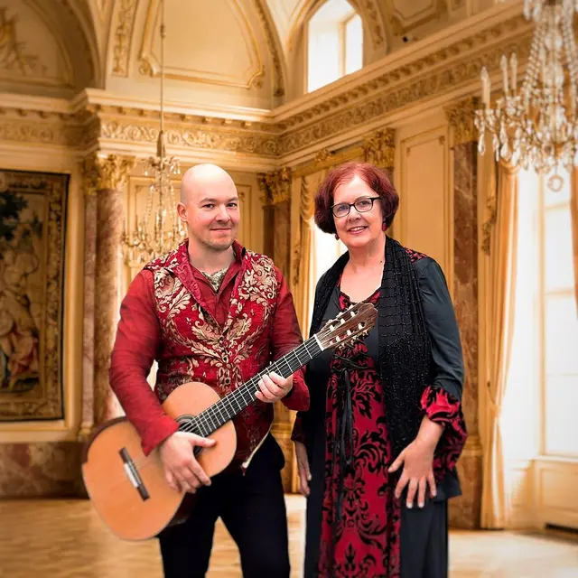 Ilja Wolfbein und Sabine Loredo Silva unterhalten das Publikum in der Ermreuther Synagoge mit sefardischer Musik.