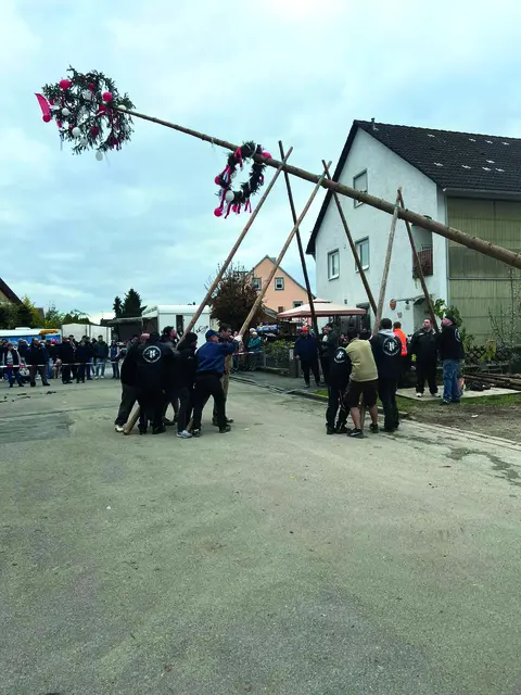 Die Forther Kirchweihburschen stellen am Kirchweihsamstag wieder den Baum auf.