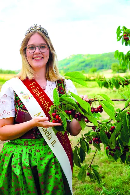 Die fränkische Kirschenkönigin Michaela II trägt natürlich Tracht. | Foto: R. Rosenbauer