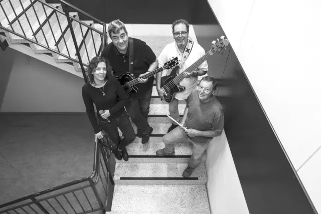 Hammer &amp; Wineglass sind Melanie Goodheart (Voc., Harp), Andi Unbehaun (Git.), Marcus Maußner (Bass, Voc.) und Dieter Käfer (Drums).



  | Foto: Privat