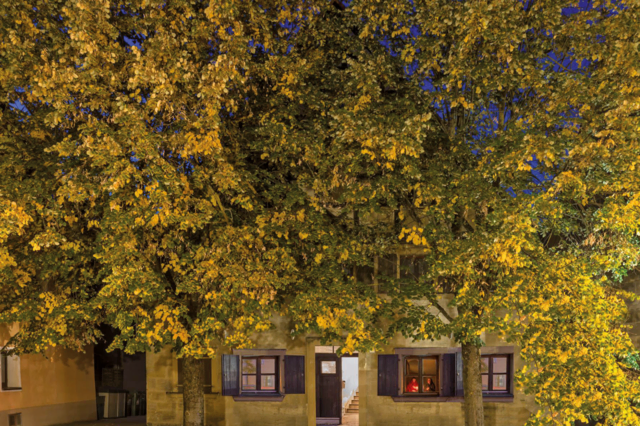 Eine arrangierte Szene: Die Schnaittacherschwestern im Fenster ihres Hauses. | Foto: Helmut Meyer zur Capellen