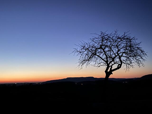 Abenddämmerung mit Blick auf den entfernten Lindelberg... | Foto: (c) Thorsten Adelhardt