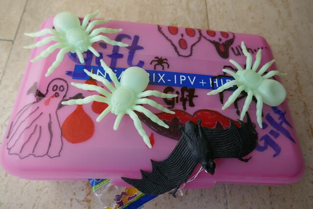 Auch wenn ich kein Freund von Halloween bin, befülle ich trotzdem jedes Jahr meine selbstgebastelte "Gruselbox" mit Süßigkeiten. Wenn dann die Kinder abends an der Türe klingeln, dürfen sie in die Kiste greifen und sich dabei richtig gruseln. Nach anfänglichem Zögern, hat sich bisher noch jedes Kind getraut!