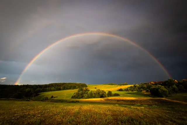 Das Gewitter war gerade abgezogen, der Himmel riss auf – und über den Feldern Richtung Tauchersreuth spannte sich dieser Regenbogen. Sonne und Regen, Licht und Dunkel – ein perfekter Moment zwischen Himmel und Erde. | Foto: Michaela H.