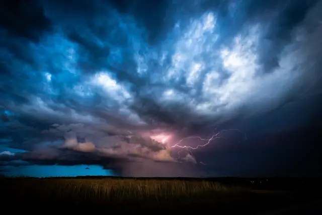 Über den Feldern zwischen Käswasser Richtung Kleingeschaidt zuckte das Gewitter durchs Abendlicht. Regen, Donner, Blitze – und mittendrin ein Moment für die Kamera. | Foto: Michaela H.