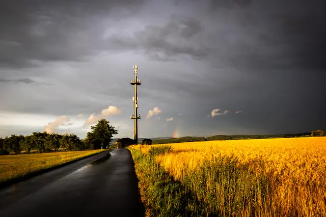 Das Gewitter war gerade abgezogen, der Himmel riss auf – und über den Feldern bei Kleingeschaidt spannte sich dieser Regenbogen. Sonne und Regen, Licht und Dunkel – ein perfekter Moment zwischen Himmel und Erde. | Foto: Michaela H.