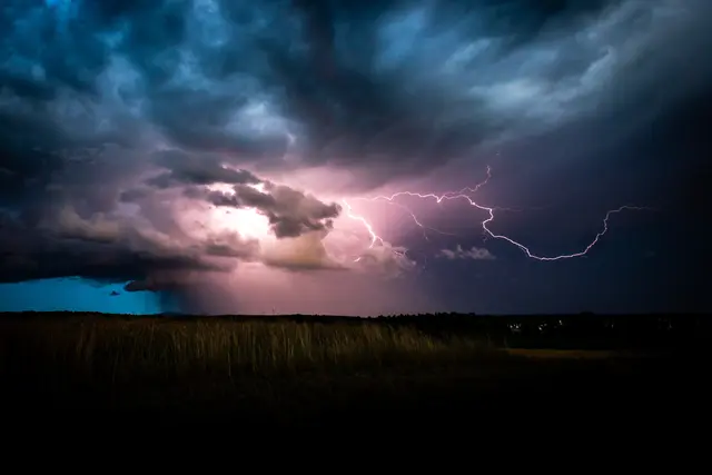 Über den Feldern zwischen Käswasser und Kleingeschaidt zuckte das Gewitter durchs Abendlicht. Regen, Donner, Blitze – und mittendrin ein Moment für die Kamera.