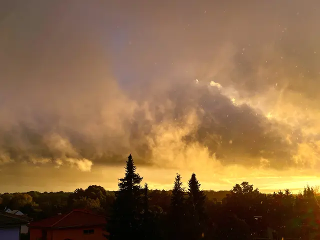 Nachdem am Samstagnachmittag die Starkwindfront durchgezogen war, tauchte die untergehende Sonne die zerfetzten Wolken in stimmungsvolles Licht.  | Foto: Walter Hufnagel