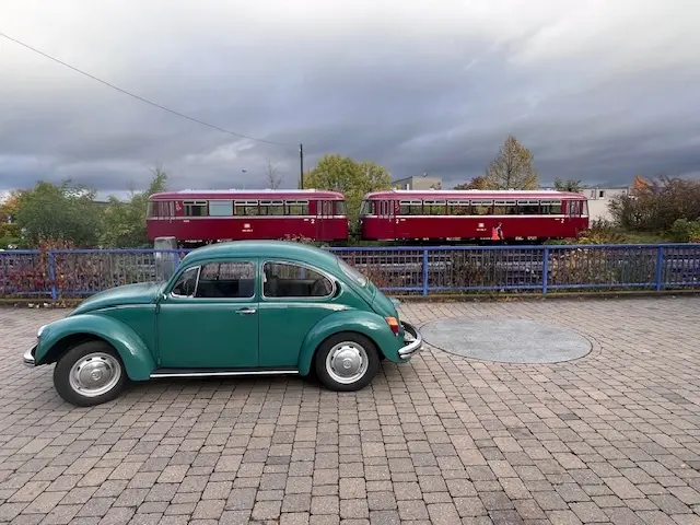 Unser Leser Gerd Meier zückte die Kamera, als der historische Schienenbus am Samstag am Eschenauer Bahnhof eintraf. Passend dazu positionierte er seinen Käfer, ebenfalls eine Ikone des vergangenen Jahrhunderts, im Vordergrund. | Foto: Gerd Meier