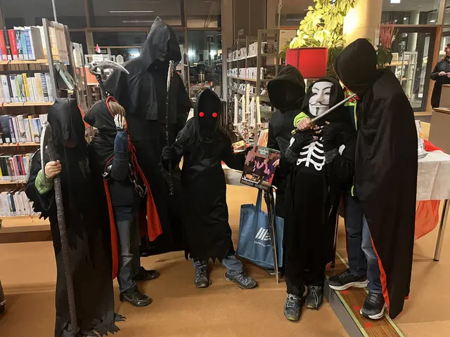 Gruselige Grüße aus der Gemeindebücherei Heroldsberg sendet Kathrin Dornauer. Mit der Frage „Süßes oder Saures?!” wurde sie vom Tod und seinen Anhängern besucht. Bei ganz viel Spaß unter all den Büchern durfte ein Foto mit dem wochenblatt nicht fehlen. | Foto: Kathrin Dornauer