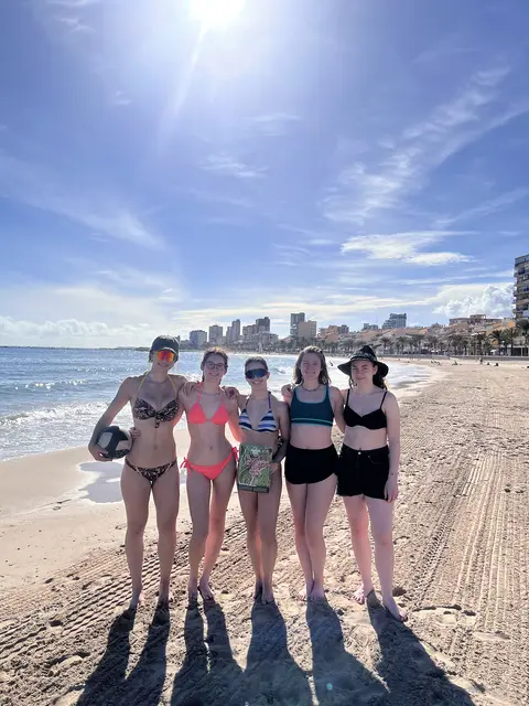 Lisa, Lea, Lara, Anni und Selina verbrachten bei 25 Grad und Sonnenschein schöne Tage in Spanien. | Foto: Privat