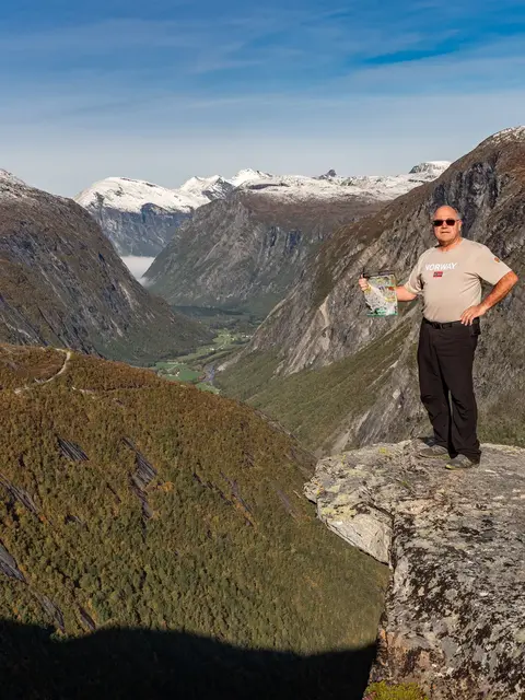 Auf meinem Lieblingsplatz in Norwegen, dem Aurstupet mit grandioser Aussicht. Und das wochenblatt mit dabei auf dem Weg durch Norwegen mit dem Ziel einen neuen Vortrag über den Herbst in Norwegen zu erstellen. | Foto: Privat