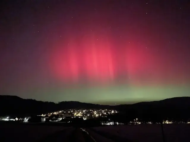 Sabine und Heinrich Weber aus Unterlindelbach haben dieses tolle Foto vom Polarlicht am späten Montagabend geschossen. | Foto: Sabine Weber