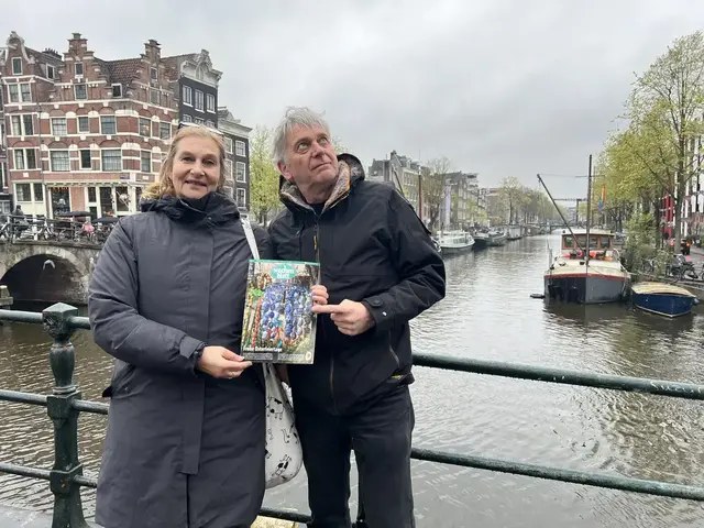 Mit dem wochenblatt über Ostern nach Amsterdam – kaum 60 und endlich mal dran gedacht das wochenblatt mitzunehmen, um ein Foto damit zu machen! Auf dem Titelbild der wochenblatt-Ausgabe sind mehr Tulpen zu sehen sind als in ganz Amsterdam. Dort gab es nur Narzissen. Die Tulpen waren noch im Winterschlaf.  | Foto: Privat